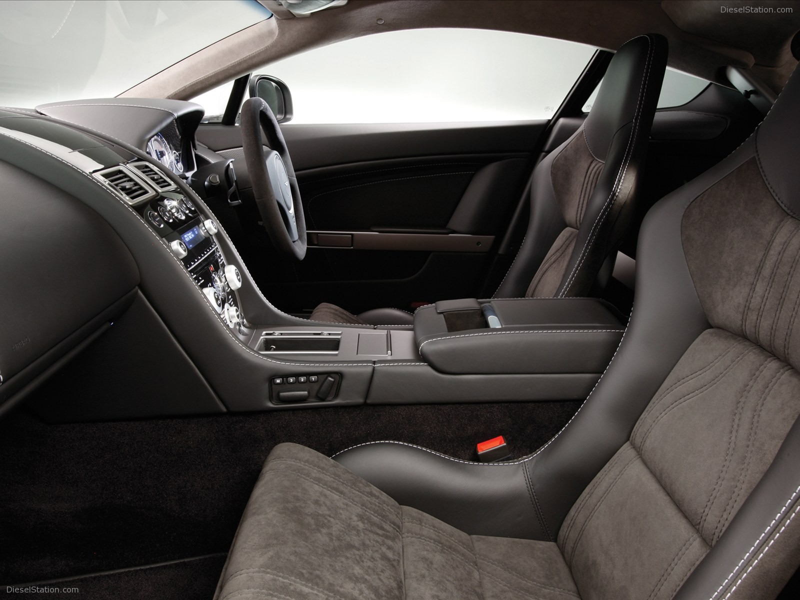 Aston Martin V8 Vantage N420 2011